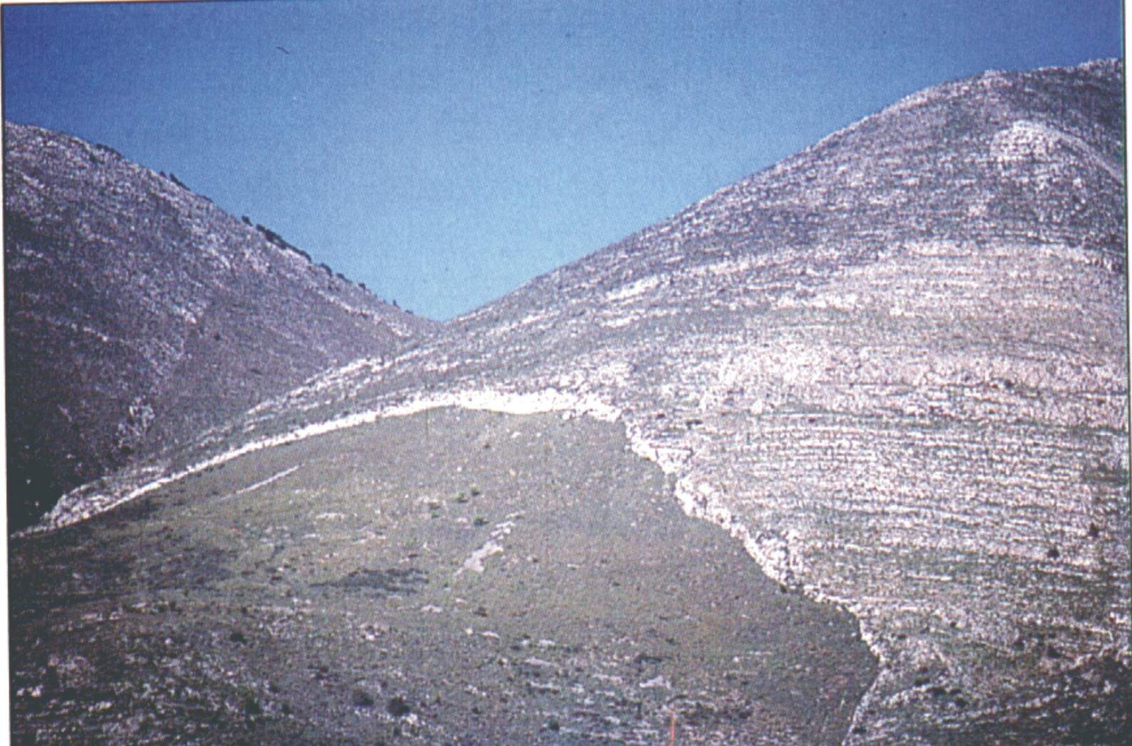  p>断层三角面通常是断层面呈三角形态峭壁.