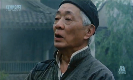 濠河边上的女人