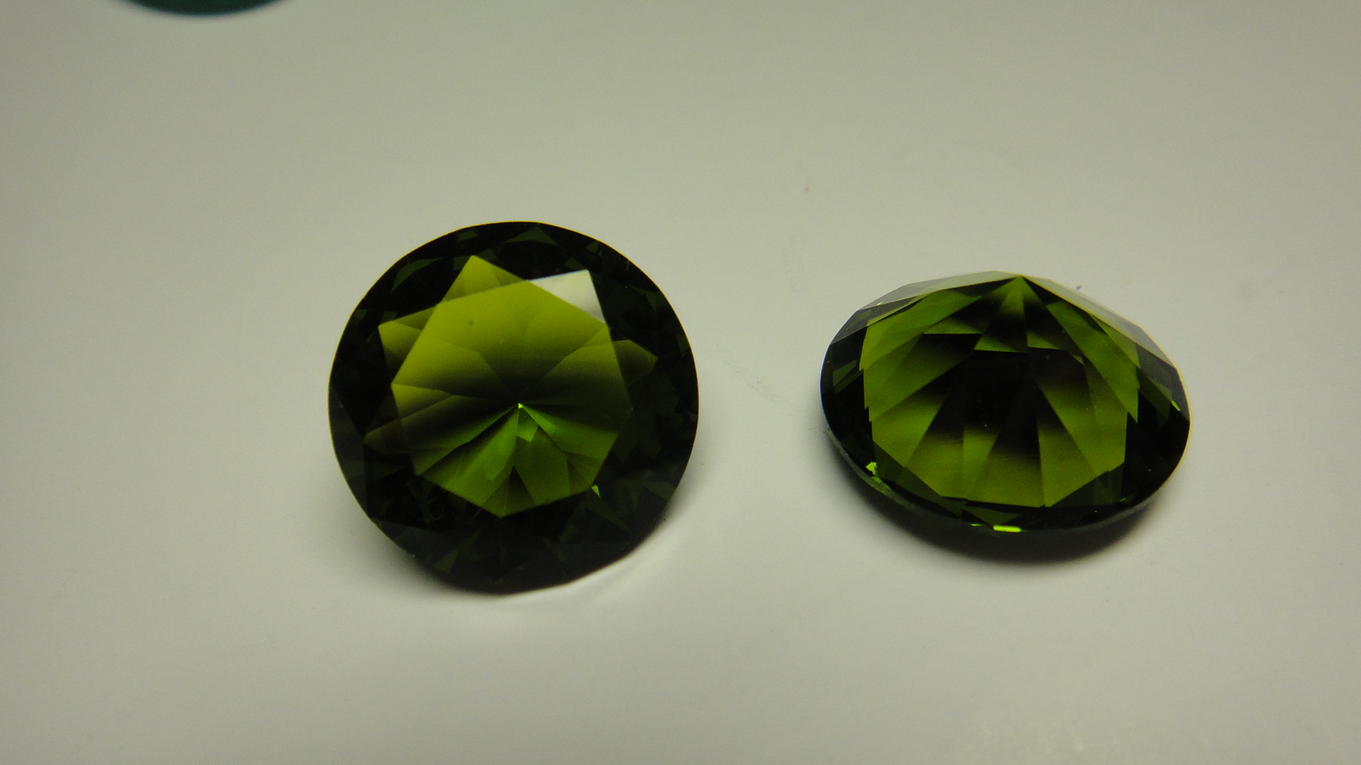 绿尖晶并非是绿色的尖晶石,而是由一类纳米