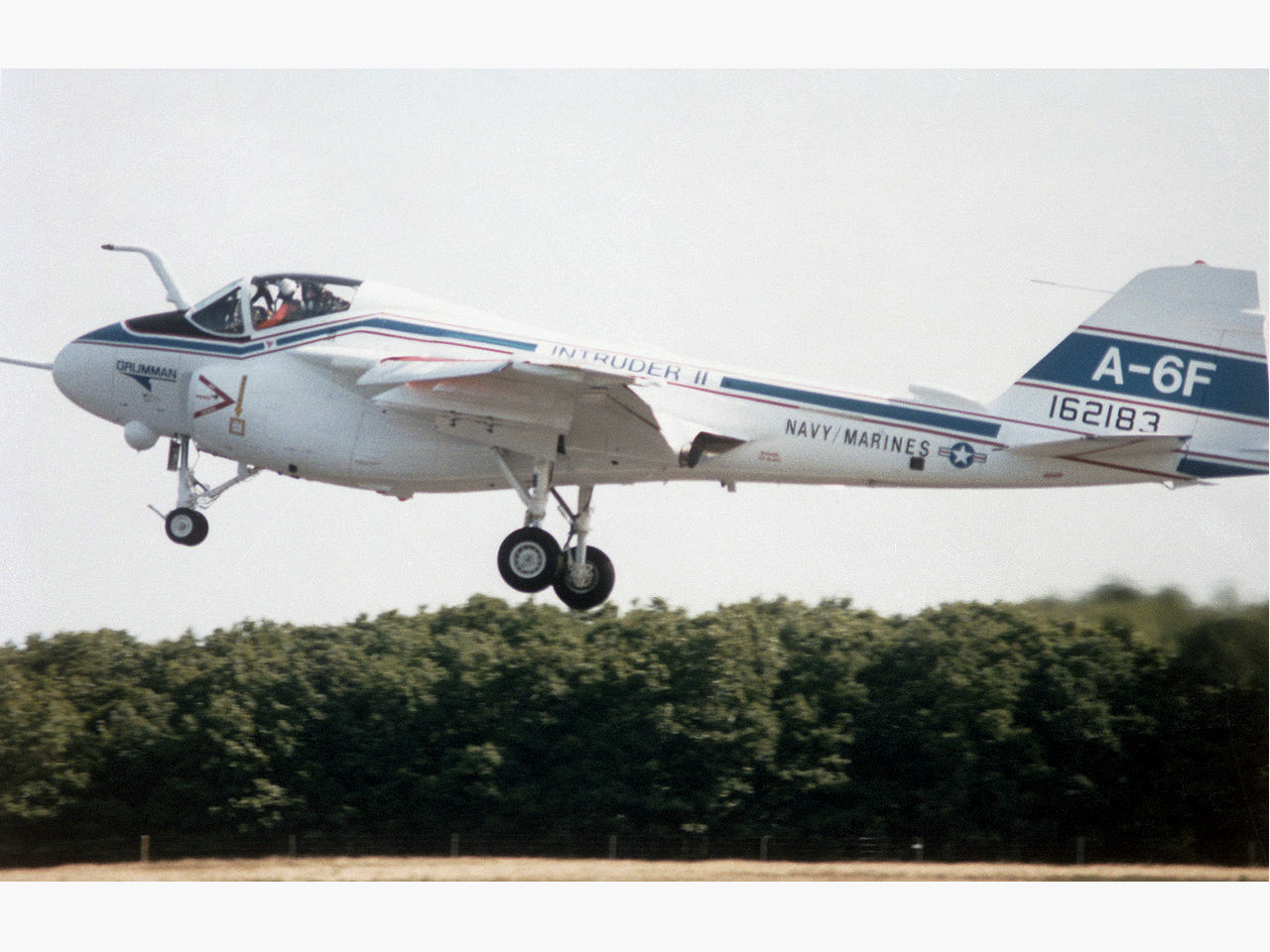 a-6攻击机(英文:grumman a-6 intruder,绰号:入侵者)是20世纪50