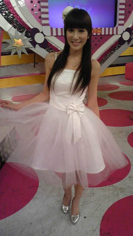  p>黄暐婷,艺名apple,女,汉族,1984年3月28日出生, a target="_blank"