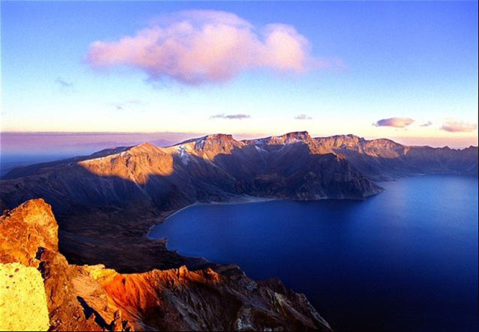  p>边缘海又称陆缘海,是位于大陆边缘,以半岛,岛屿或群岛与大洋分隔