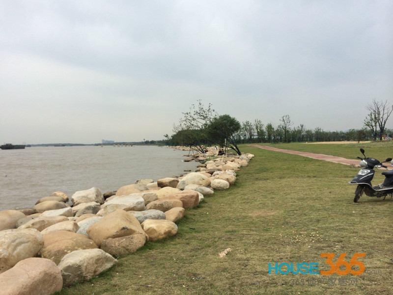  p>沙滩公园位于南京市浦口区江浦街道,它东临长江,西临滨江大道,南临