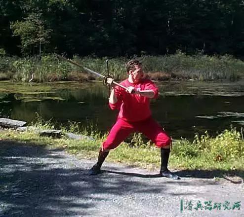 看似笨重的双手巨剑竟是欧洲中世纪最灵活的决斗武器？_百科TA说