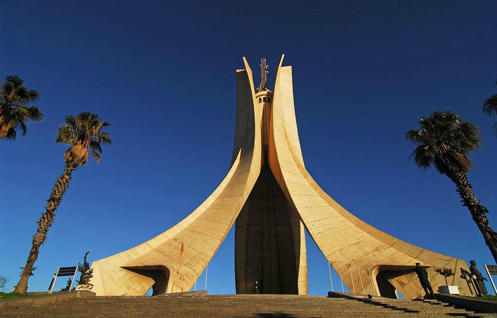  p>阿尔及利亚首都阿尔及尔(algiers),位于阿尔及利亚北部,南靠雄伟的