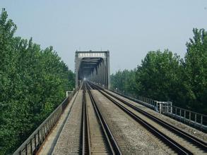  p>孙口黄河特大桥位于山东省梁山县和河南省台前县交界处的黄河上,是