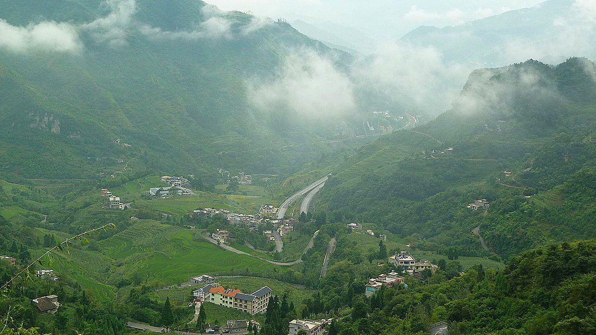 七十二道拐位于贵州省遵义市桐梓县境内的新站到楚米之间的 a target=