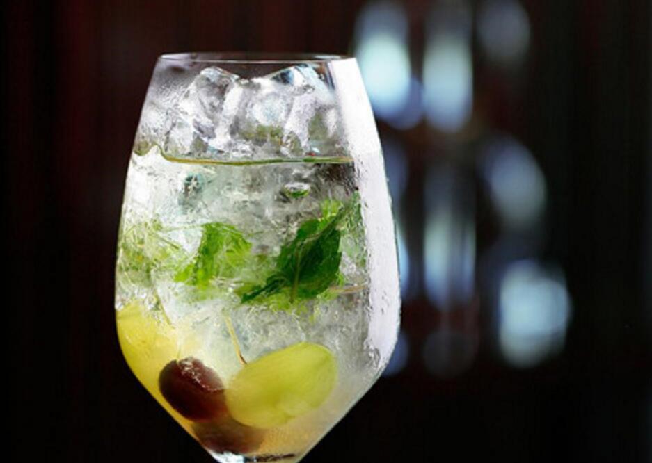  p>琴姜汁(gin ginger),是由琴酒和姜汁汽水八制成的一款由该酒的配料