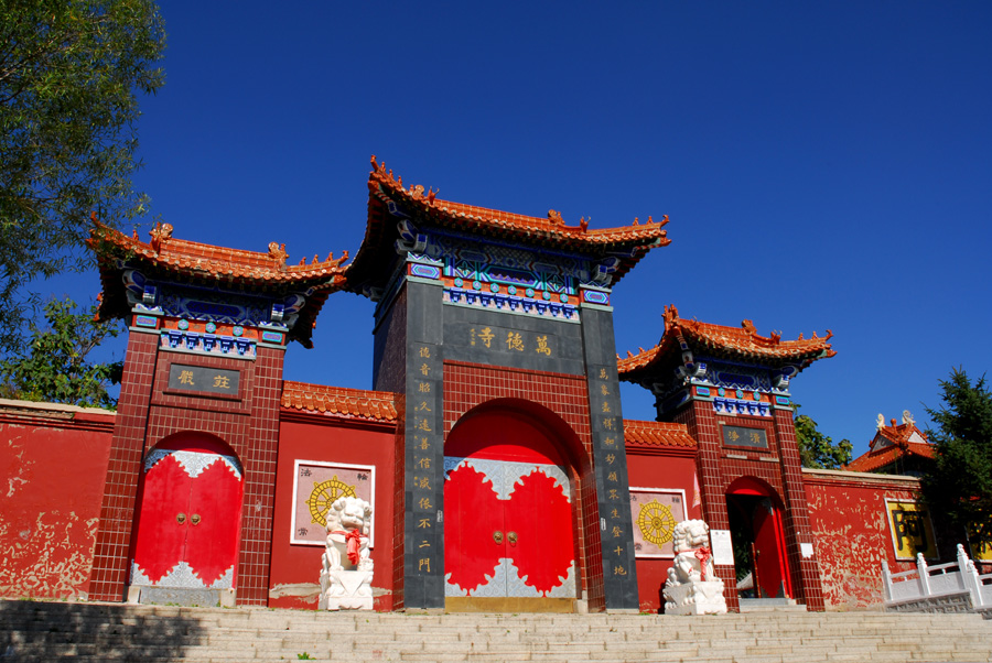 万德寺位于风景秀丽的 a target="_blank" href="/item/磨盘山