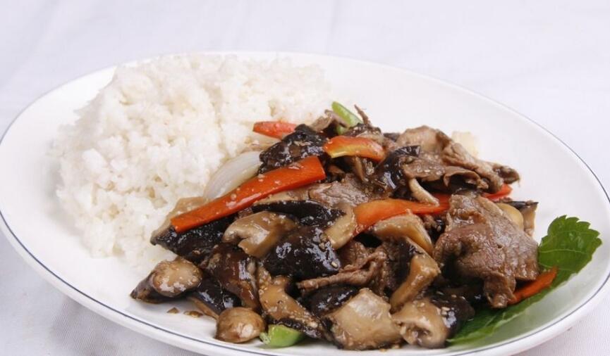 平菇炒肉片盖浇饭