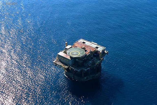 分桩基式平台和重力式平台两种类型.