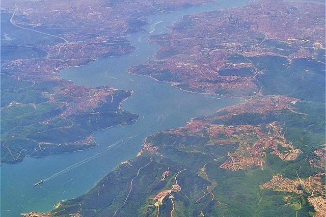 马尔马拉海峡和博斯普鲁斯海峡组成的连接黑海和地中海的通道