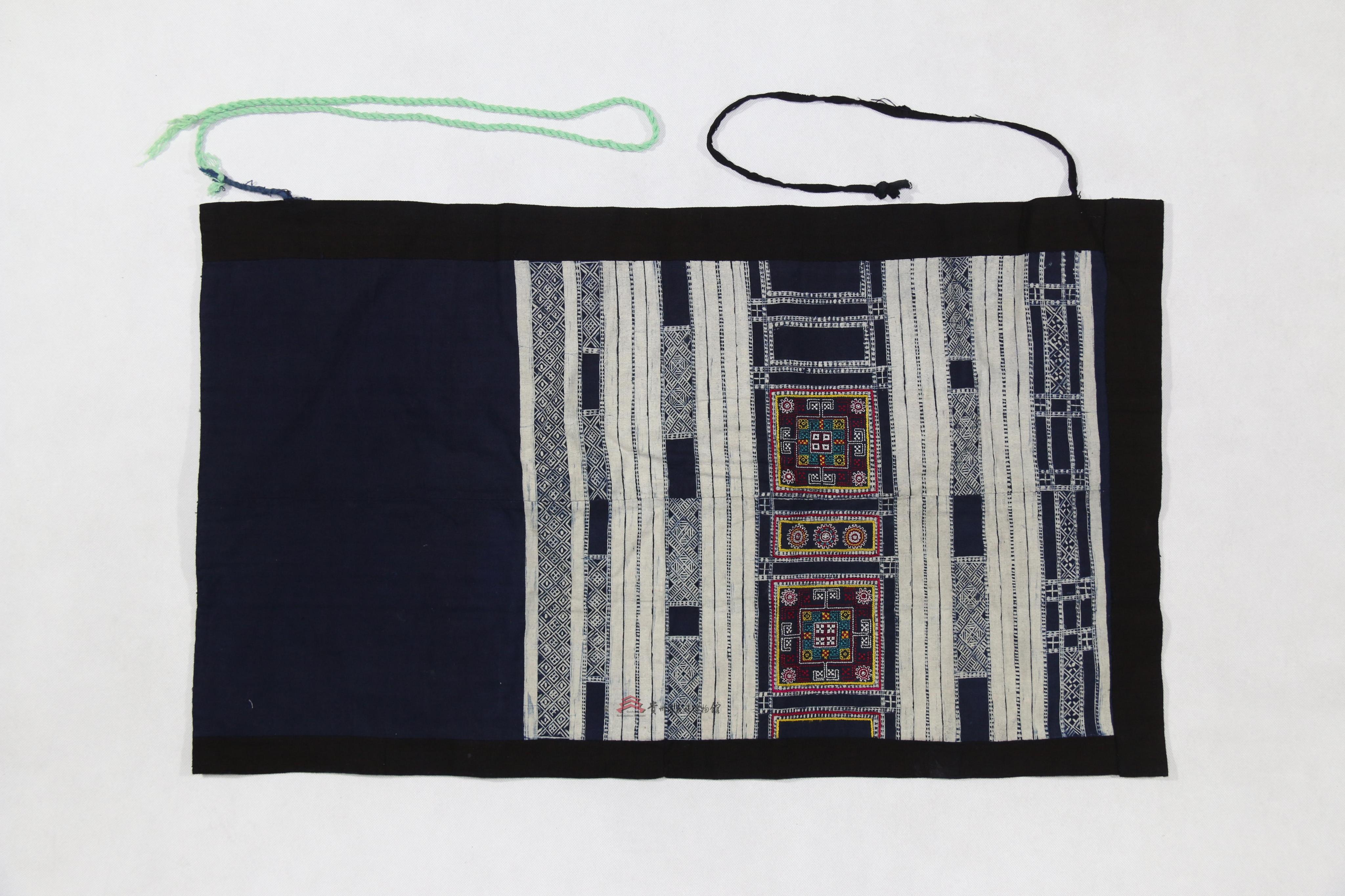 当代荔波瑶族蜡染挑花铜鼓纹围裙