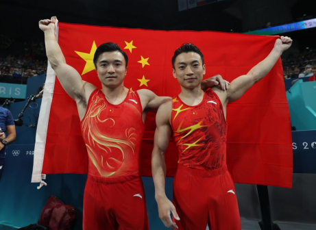 中国选手刘洋（左）、邹敬园在赛后庆祝