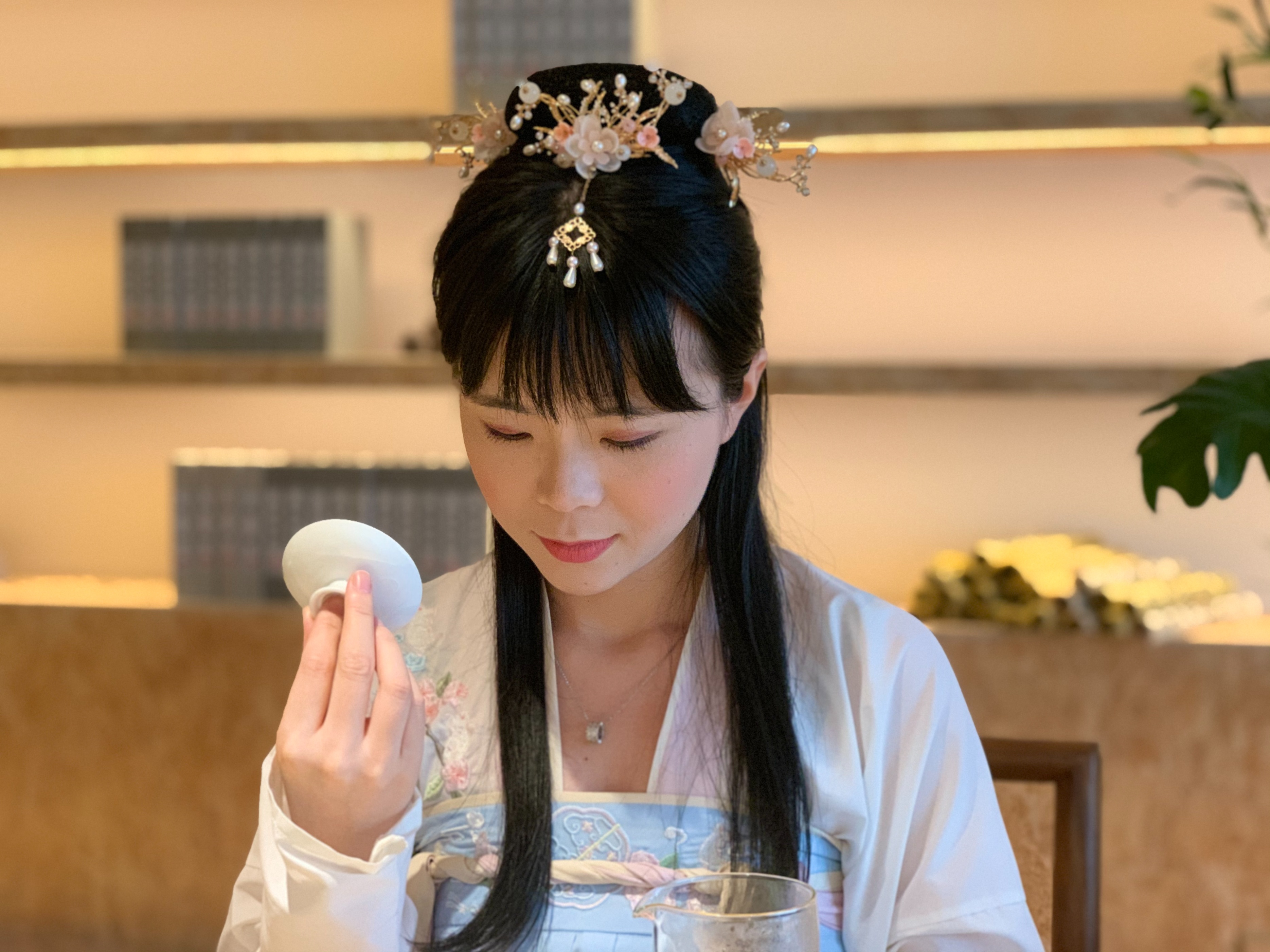 喝茶时，怎样闻香才显得比较专业？技巧都在这里了，新手也能学_百科TA说