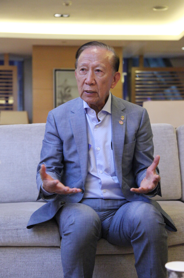  p>尹集成,出生于四川仁寿,被称为"华裔麦当劳大王",在美国12个城市