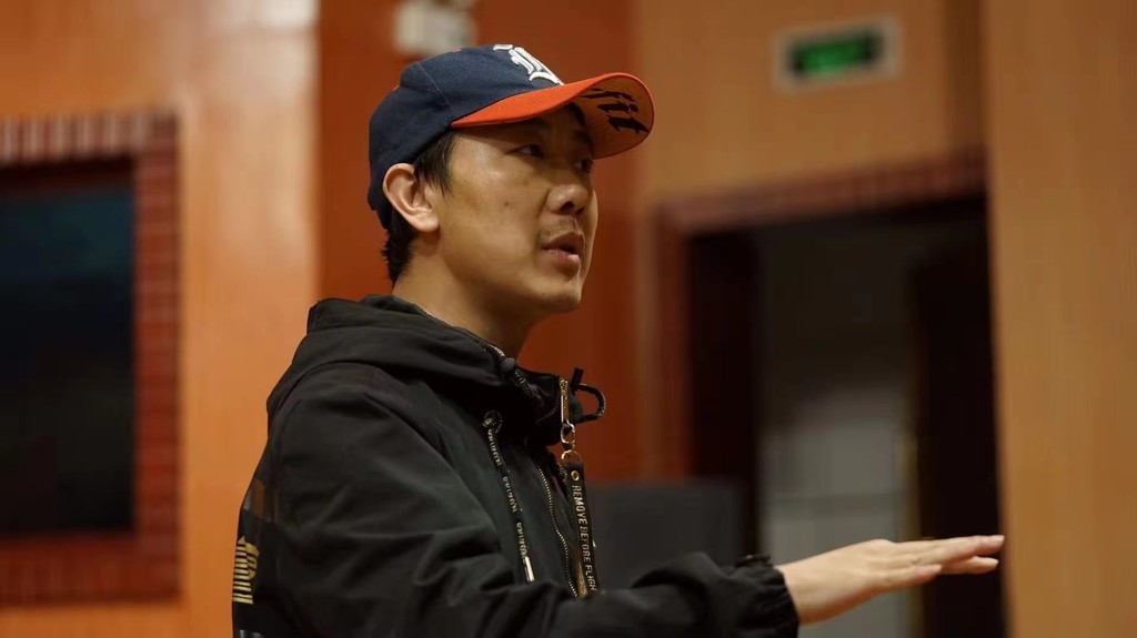 话剧《芙蓉花红》“剧中剧”讲党史故事，青年导演伍埕：在青春活力里看历史厚重_百科TA说