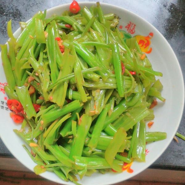  p>炒空心菜杆是一道美食,主要食材有空心菜杆,蒜末等. /p>