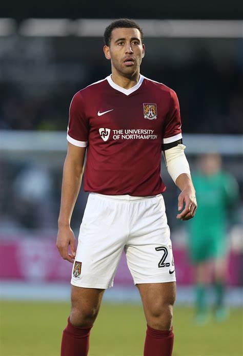  p>莱文·恩亚坦加(lewin nyatanga),全名:莱文·约翰·恩亚坦加