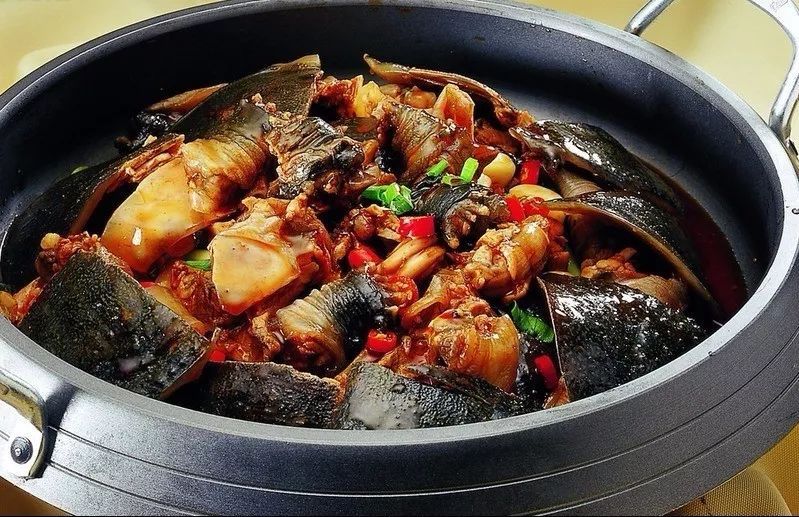  p>水鱼火锅是一道简单的家常火锅,所用材料为甲鱼1只,大白菜, a