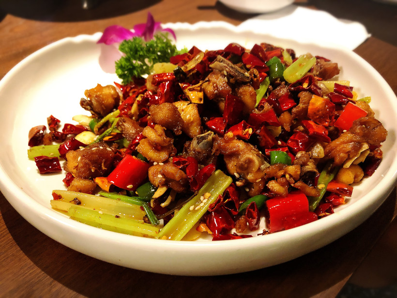  p>干炒辣子鸡属于川湘菜系,味型鲜明,以麻,辣,鲜,嫩为特点,是具有