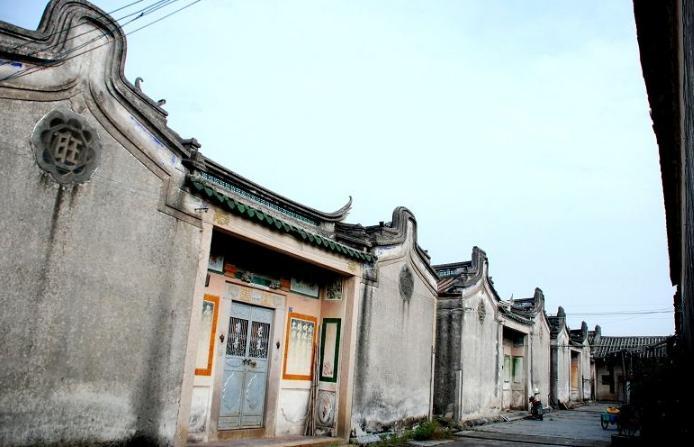  p>下山虎又名"双跑狮",是由三面房屋一面墙壁组成.