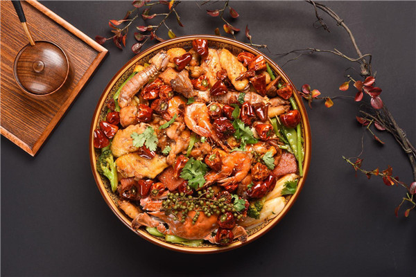 香锅(spicy incense pot),发源于中国重庆市,是川渝地方麻辣风味菜品