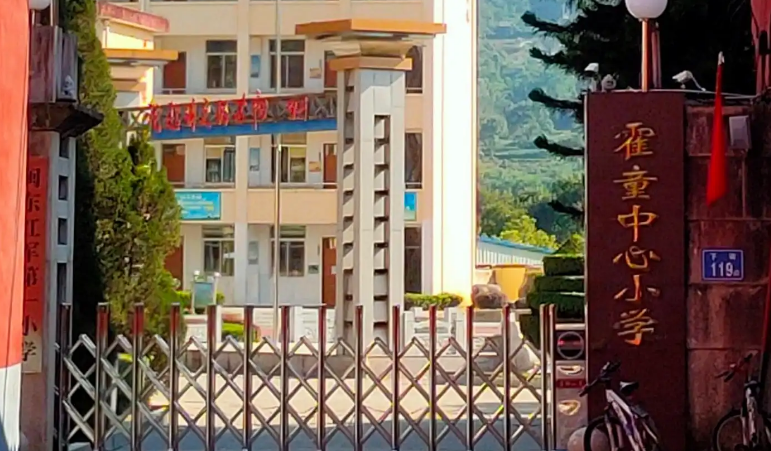 蕉城区霍童中心小学,坐落在"中国历史文化古镇"——霍童旅游风景区