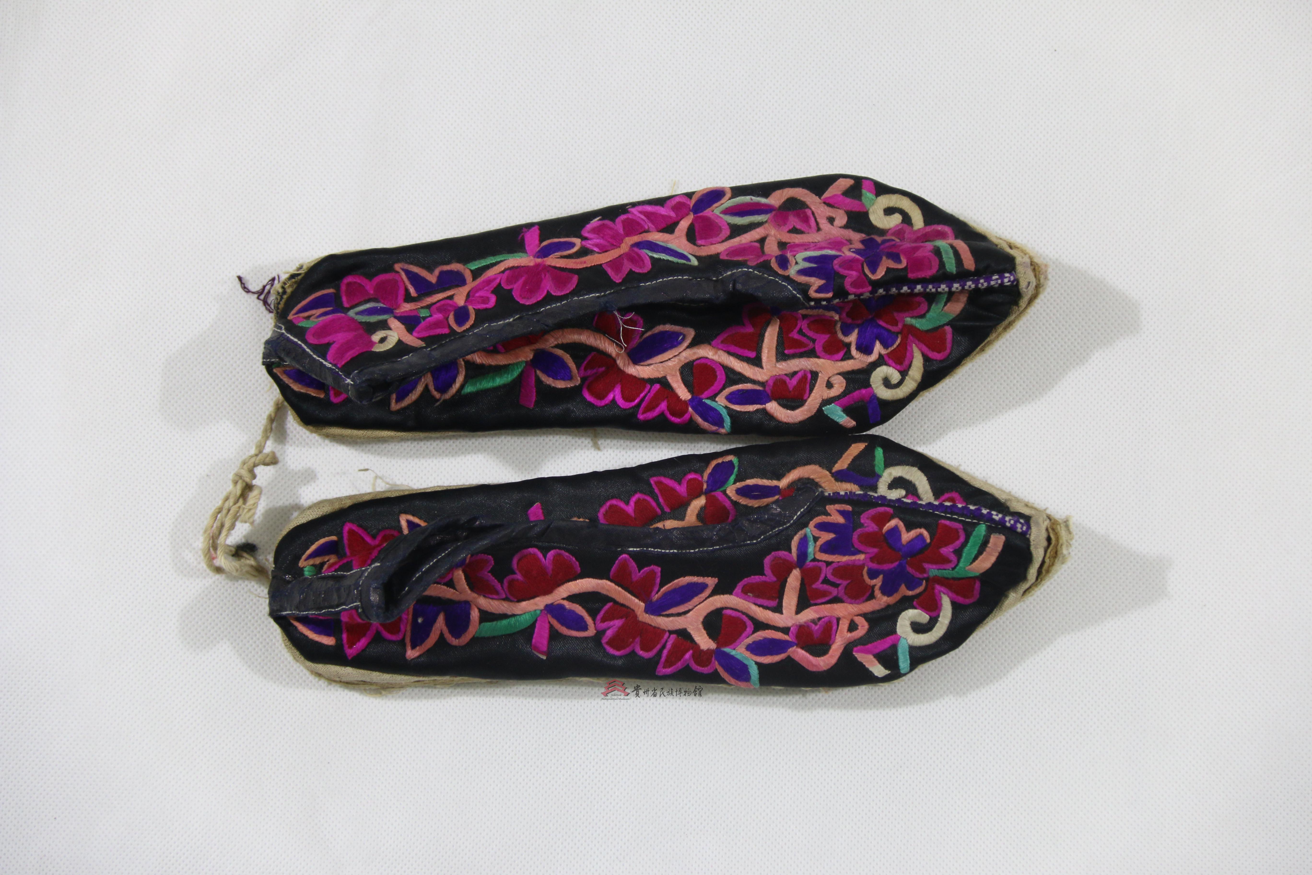 当代云南石屏彝族平绣花卉纹布鞋