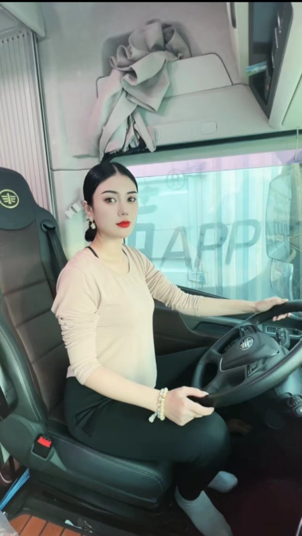  p data-id="u3wlvgmzdlhr">邵云,女,山东菏泽郓城县人,卡车司机. /p>