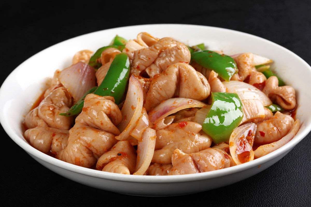  p>油爆肠是以猪大肠 为原料制作而成的一道美食. /p>