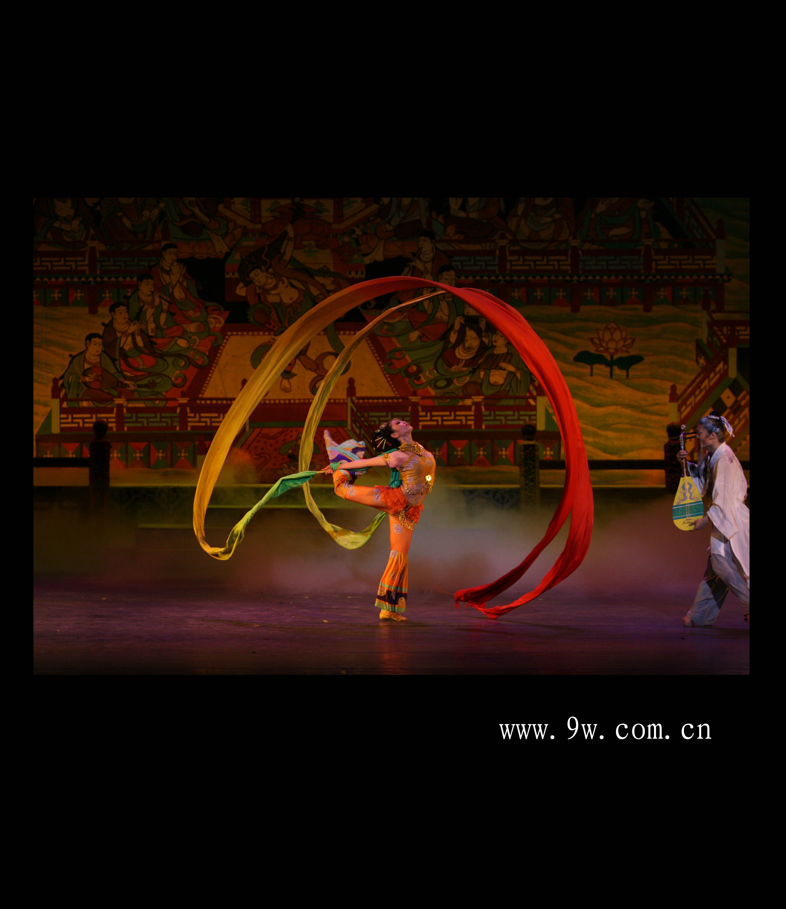  p>《丝路花雨》是中国自1979年起首演的大型民族舞剧,由《丝路花雨》