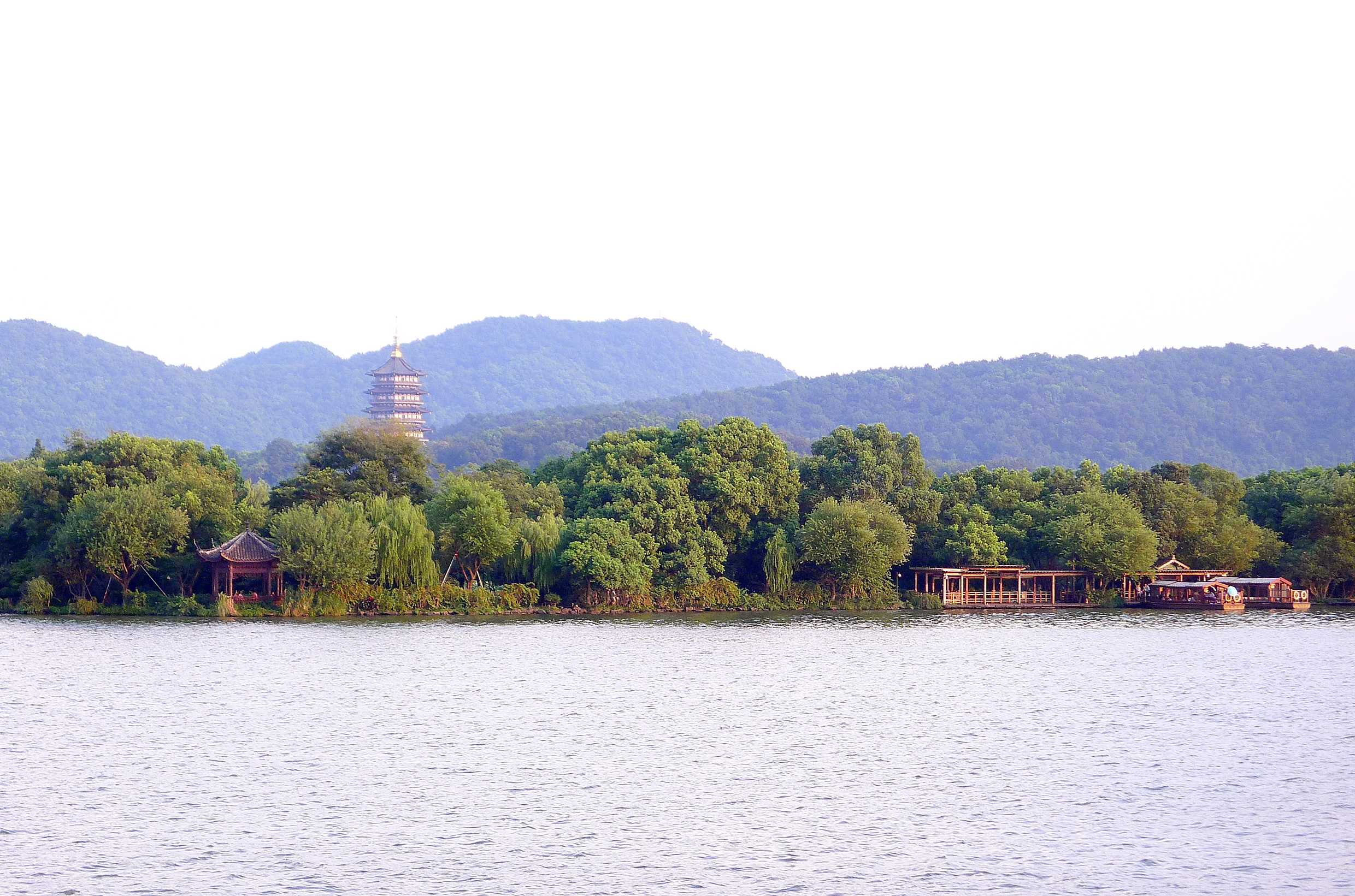  p>净慈寺,位于浙江省杭州市的西湖南岸,雷峰塔对面,是 a target="