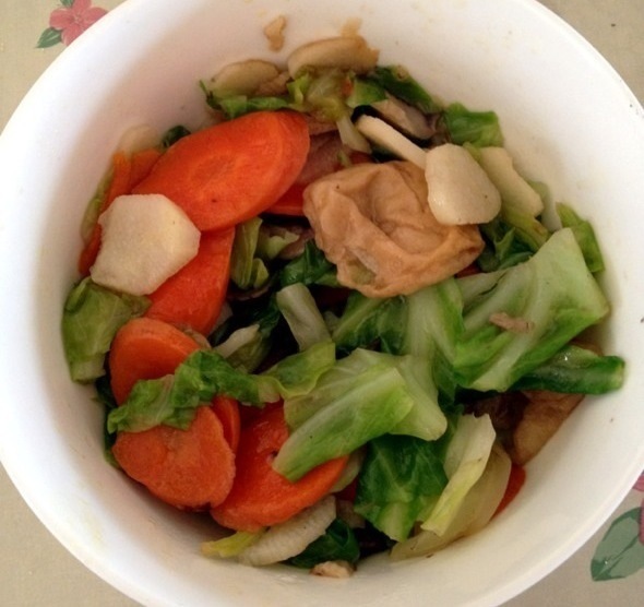 胡萝卜炒牛心菜