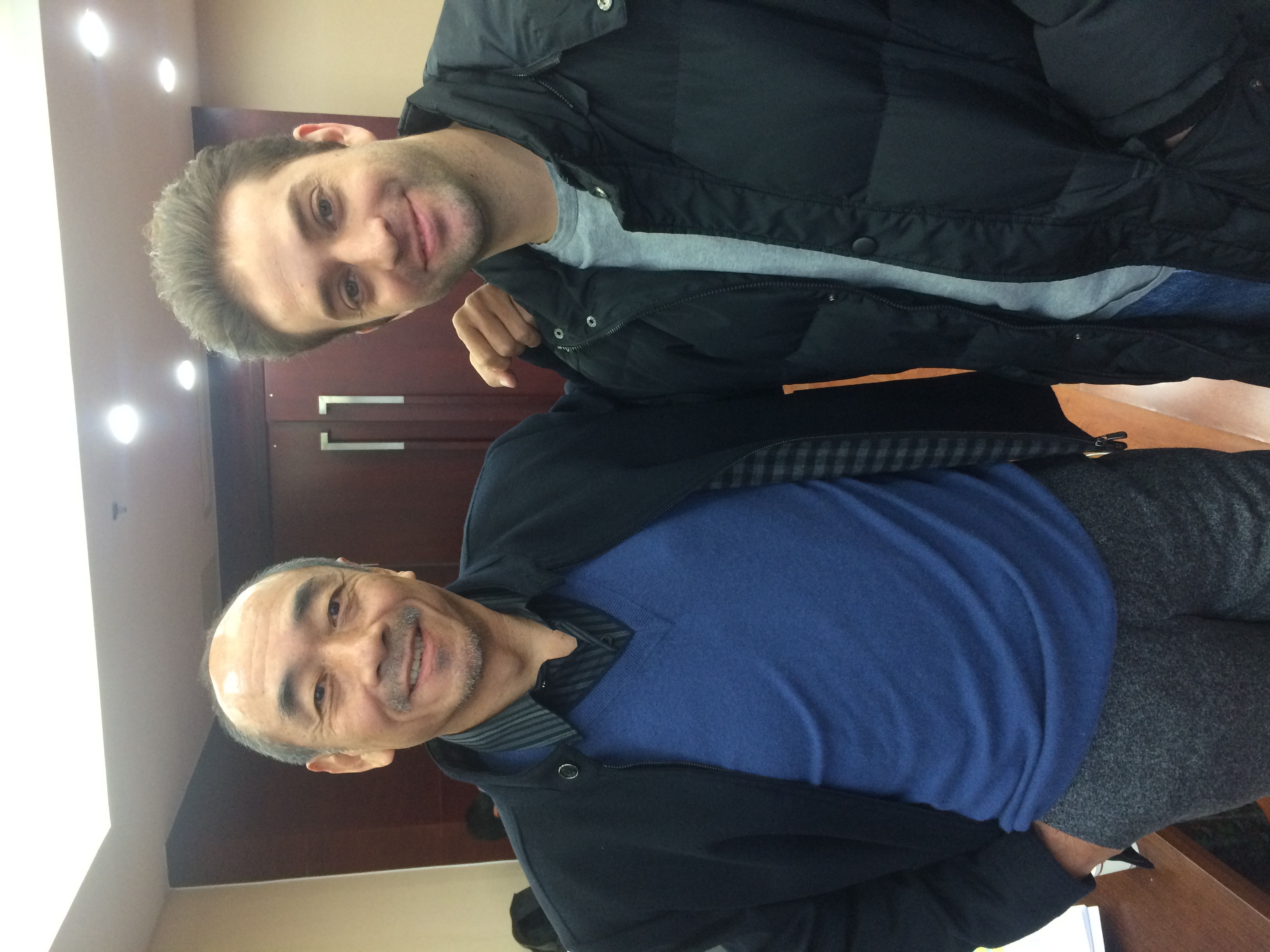 b4if">闫龙飞,1980年4月3日出生于墨西哥城,在中国发展的墨西哥男演员