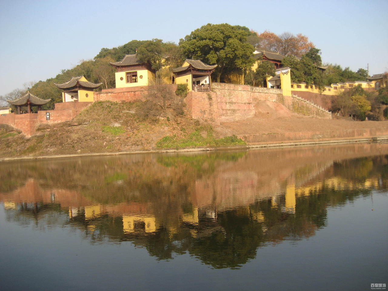  p>东坡赤壁,又名 a target="_blank" href="/item/黄州赤壁/2819213"