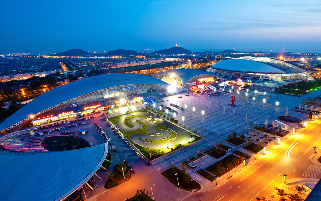  p>南通体育会展中心称为中国"南鸟巢",是我国第一个采用巨型活动开启