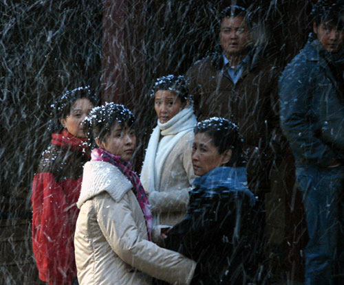 《大过年》是由深圳广电集团深广传媒有限公司出品的电视剧, a target