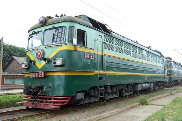  p>电力机车,又称电力火车,是指从供电网(接触网)或供电轨中获取电能