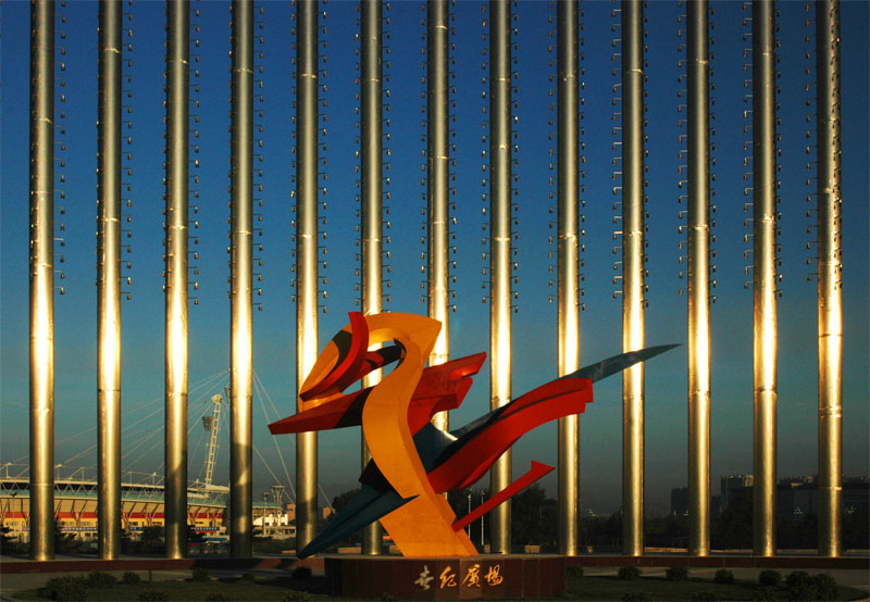  p>长春市的世纪广场位于长春市中心城区和净月开发区的交界点上,卫星