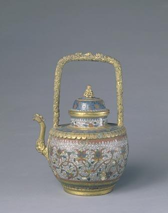  p data-id="gn4xa4p7s8">明掐丝珐琅花卉纹提梁壶是明代时期的一件