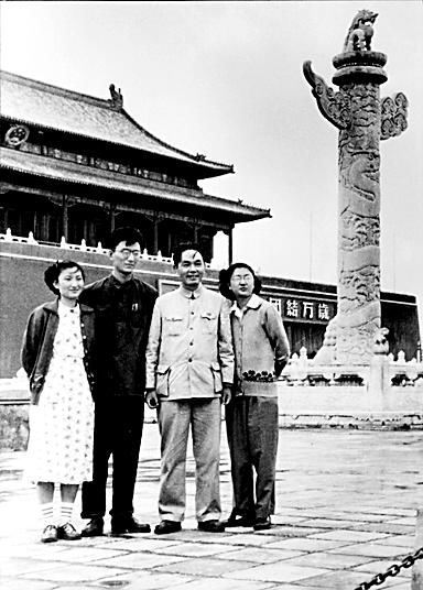 黄枬森夫妇与老师郑昕、系党总支书记王庆淑