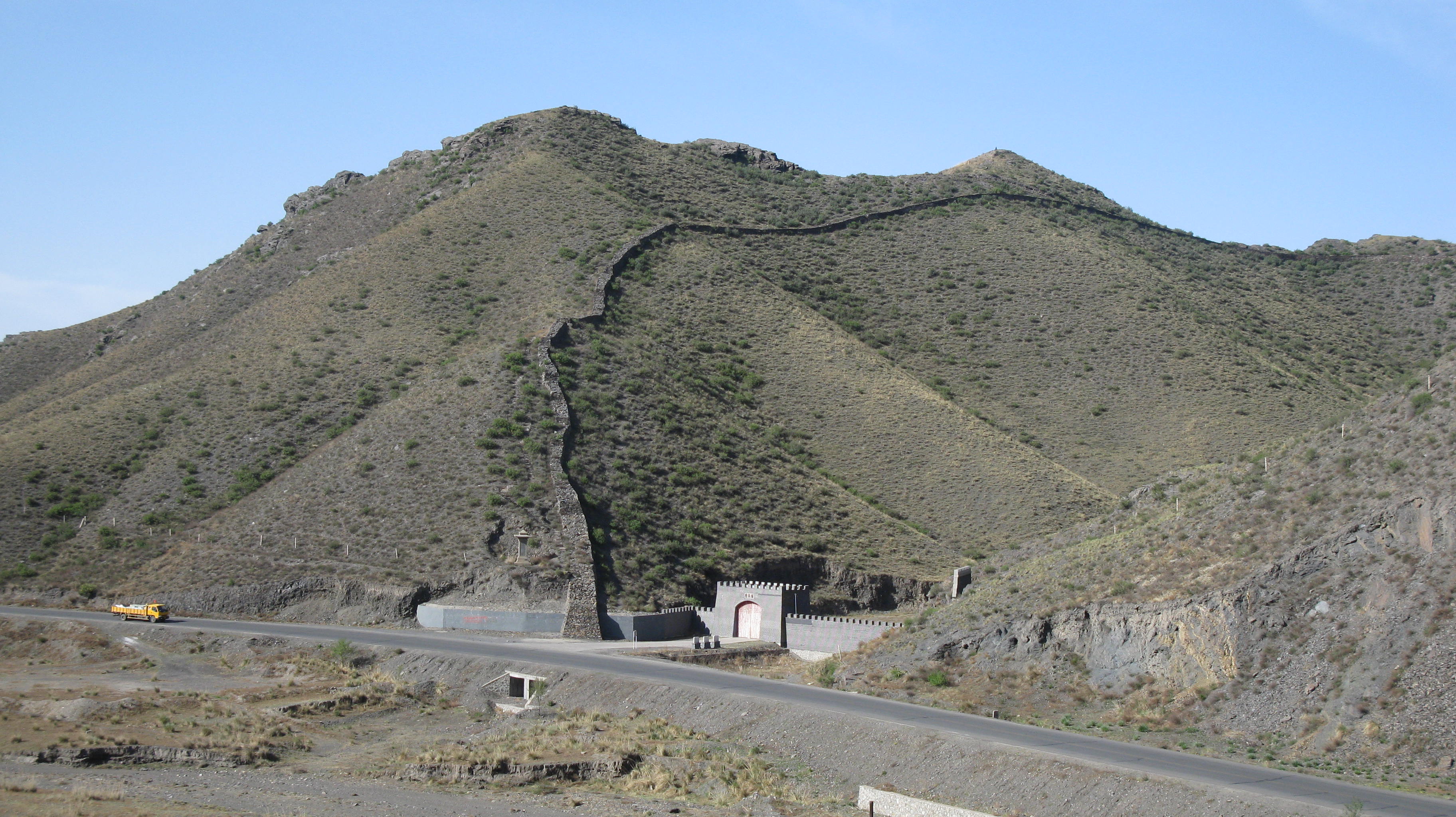  p>固阳秦长城遗址,位于 a target="_blank" href="/item/内蒙古自治