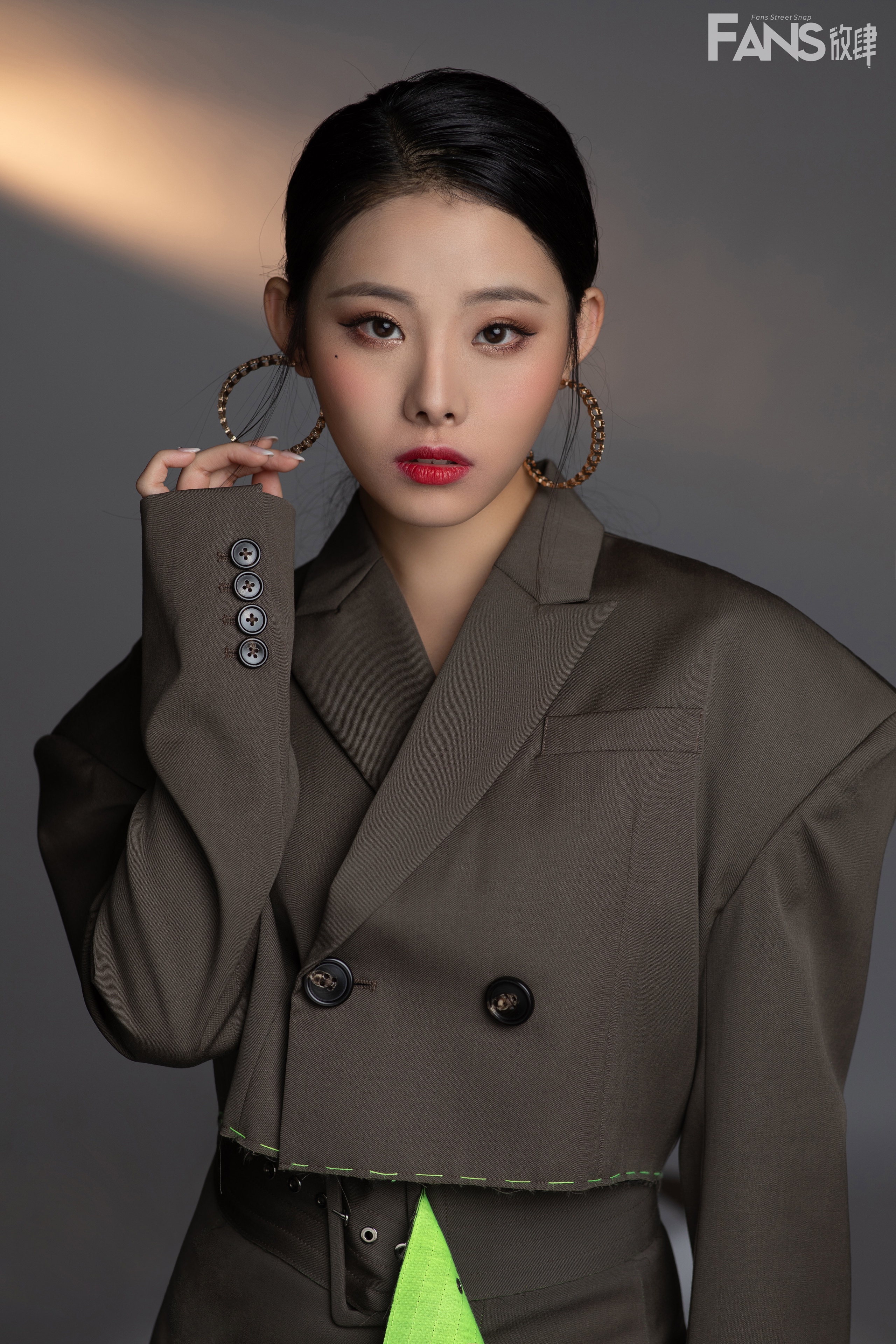  p>董颜,本名王婷,1996年3月20日出生于浙江宁波