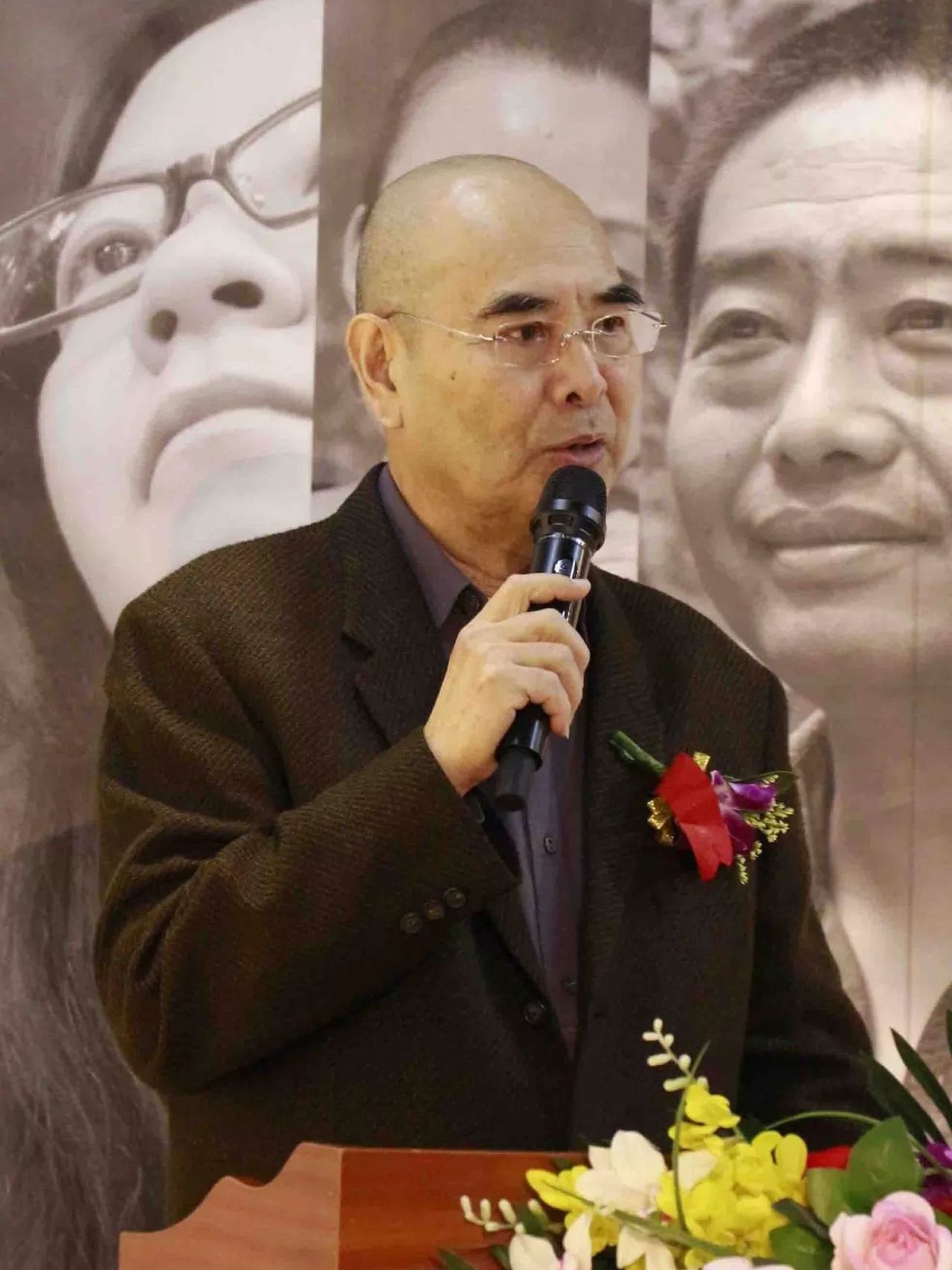  p>勾峰,1945年出生于山东省,本名勾纯沅,毕业于