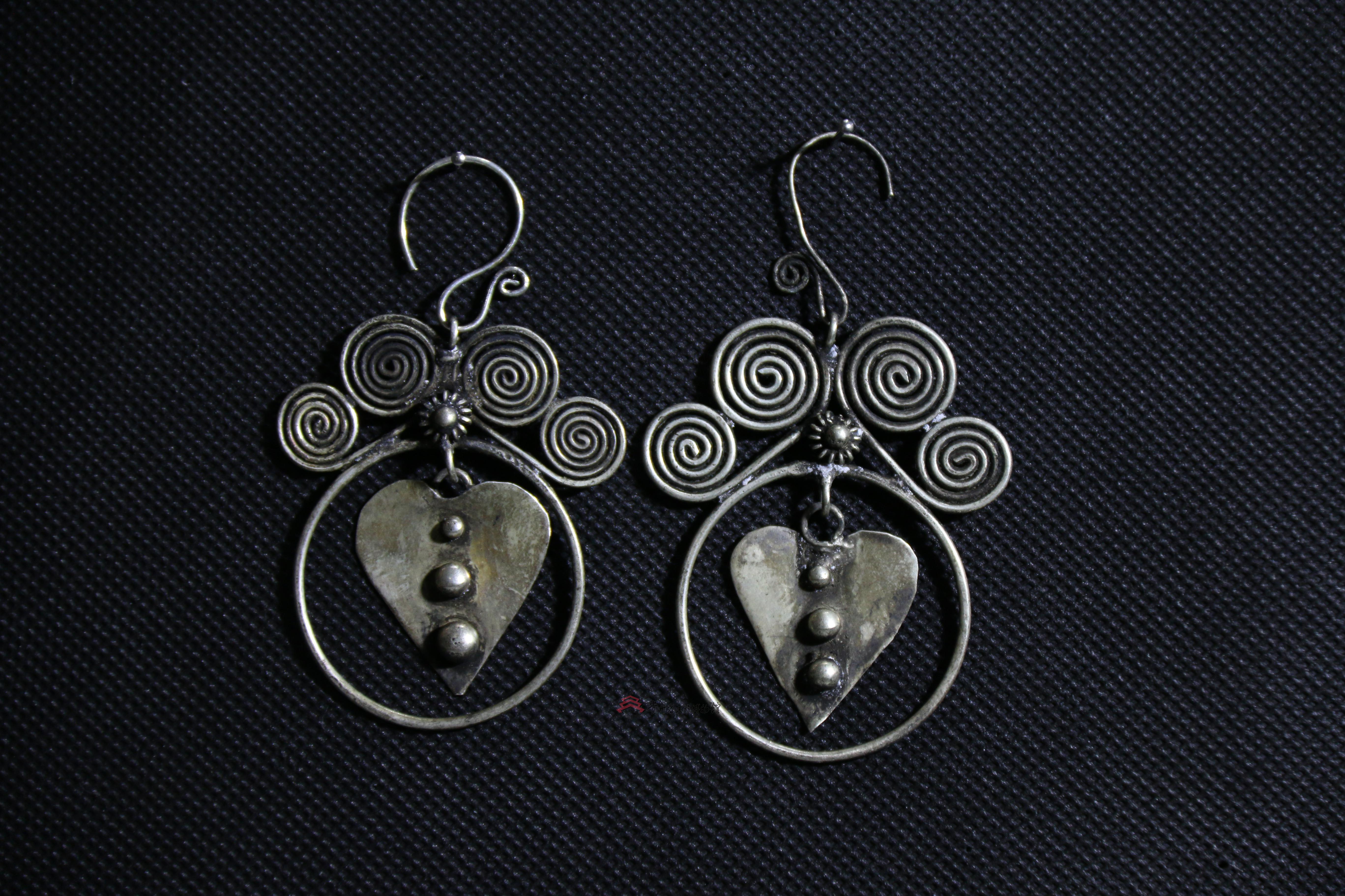 当代兴义苗族蝴蝶桃心坠耳环