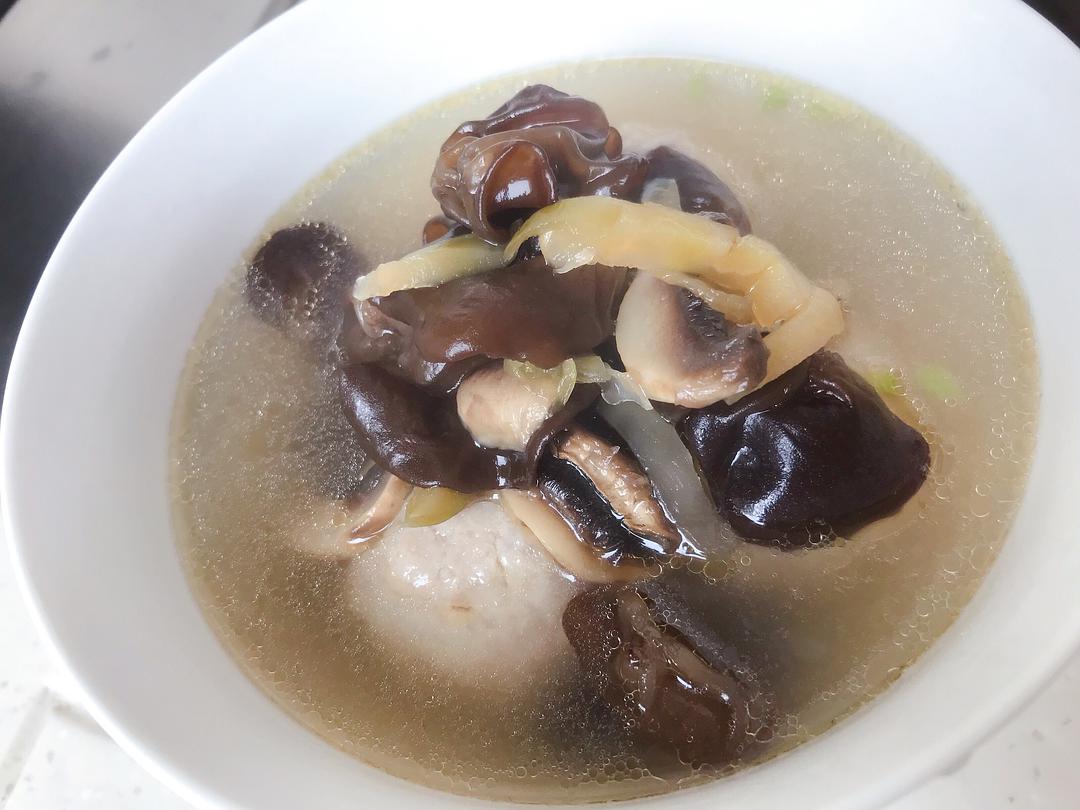 鲜陈草菇木耳汤