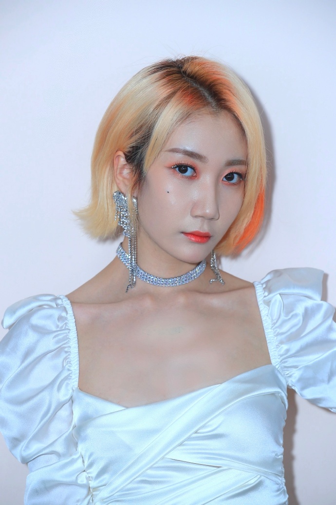  p>乃万 i>(nineone) /i>,本名 a target="_blank" href="/item/赵