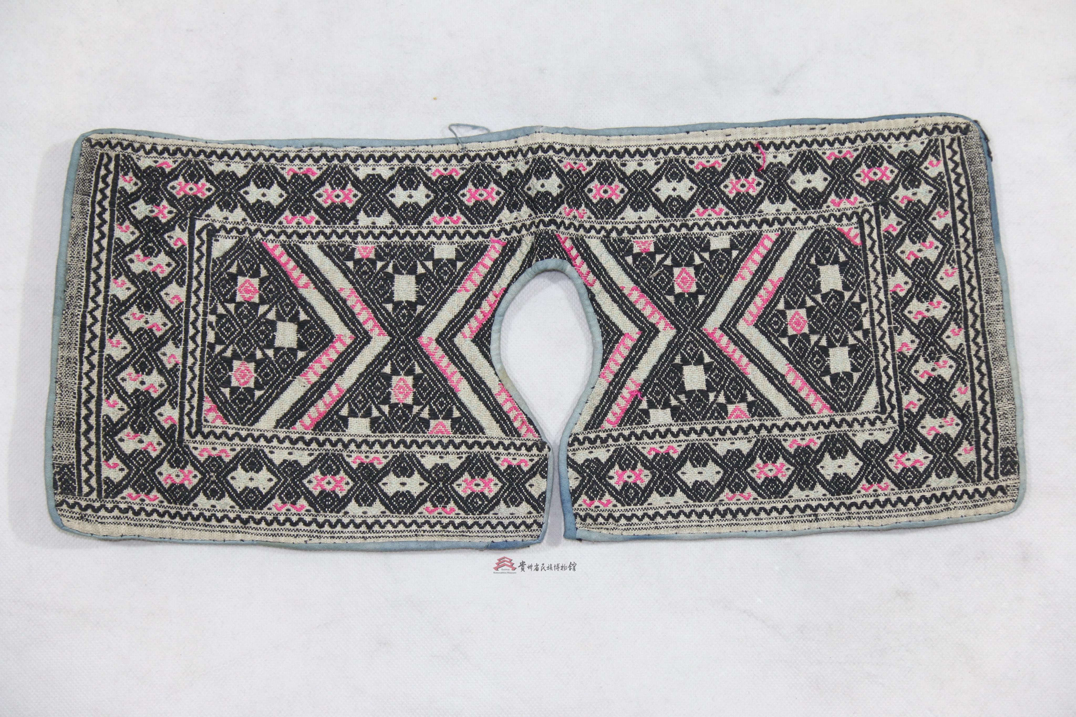 当代从江侗族织锦鱼纹口水兜