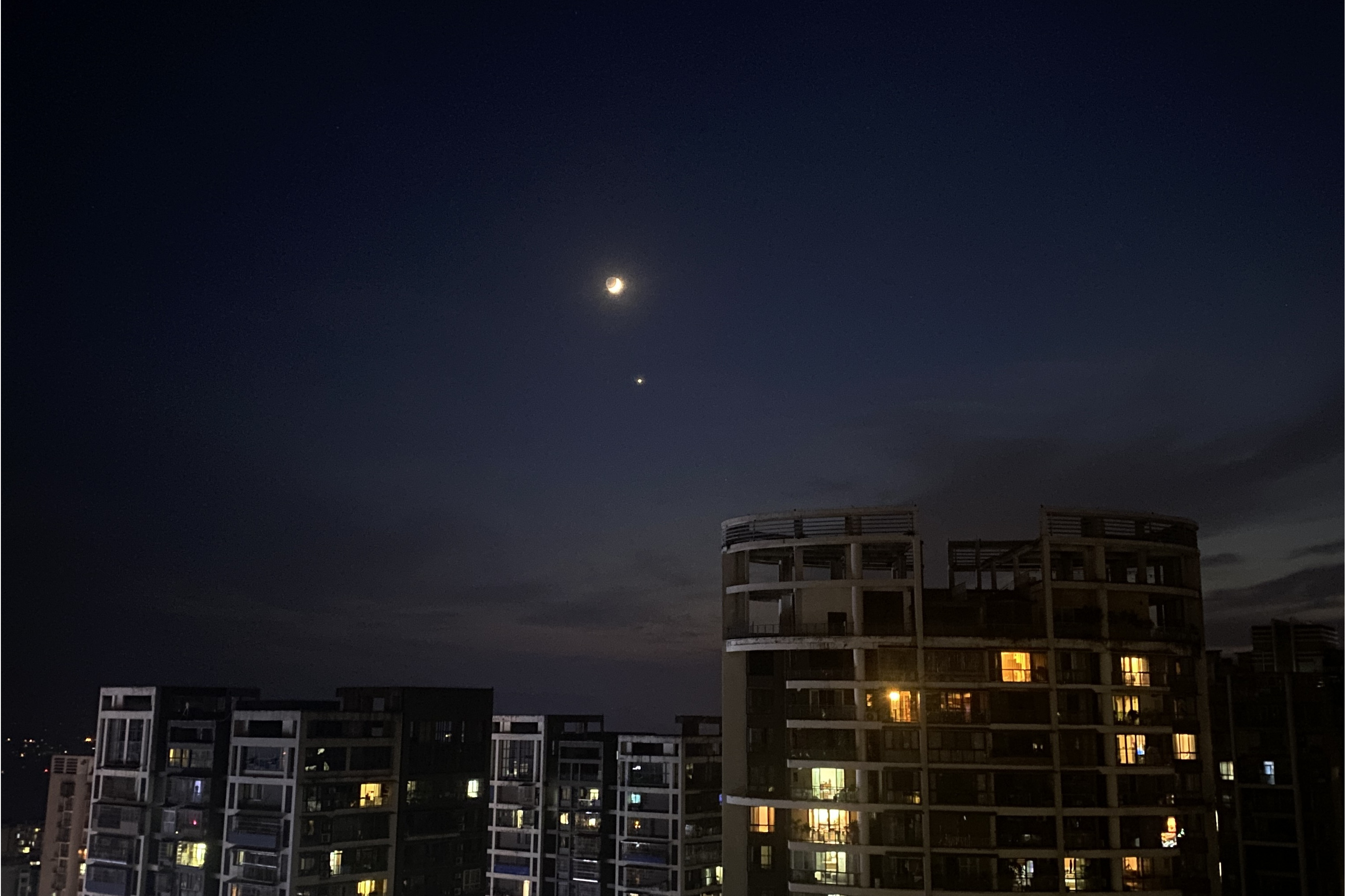 行星伴月